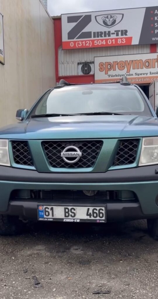 4x4 araçlar için özel polyurea kaplama ürünü ile kaplanmış nissan navara
